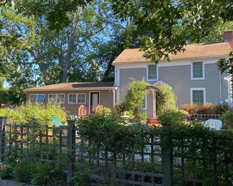 4 BR home w/ beautiful gardens on pond in Berkshires. Walking distance to town. - West Stockbridge - Building
