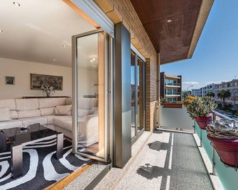 GuestReady - Luxe living by the pool - Póvoa de Varzim - Balcón