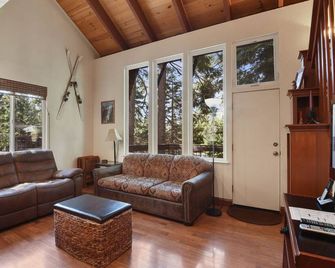 Tahoe City Getaway Minutes from Lake and Activities - Tahoe City - Living room