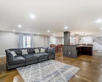 Secluded Lake Front House with Pool - - 셀리나 - 거실