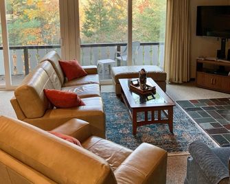 Mountain Chalet -Storyland & Outdoor fun awaits! Hiking, golf, shopping, dining! - Glen - Living room