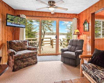 Clean cabin on Little Saint Germain Lake - Saint Germain - Living room