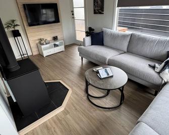 Relax at Jollie-Cozy 3-Bedroom Home, Central Twizel - Twizel - Living room