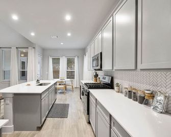 Luxe Modern 4b House With Office 20 Min - Manor - Kitchen