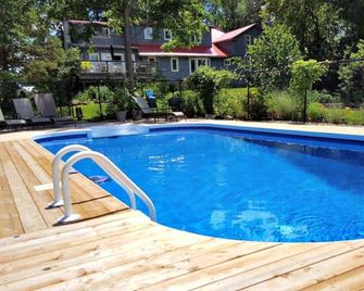 Waterfront Century Home with heated swimming pool Sleeps 10 . P.E.C - Prince Edward - Piscine