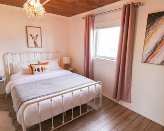 Laidback Luxury Near Prince Edward County! - Brighton - Bedroom