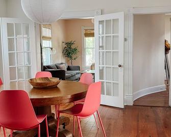 The Peach St. House - 1 Block to Park and Shops, close to beach! - Cape Charles - Dining room