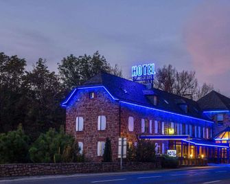 Logis Hôtel Restaurant Les 2 Rives - A75, en bordure de rivière - Banassac-Canilhac - Будівля