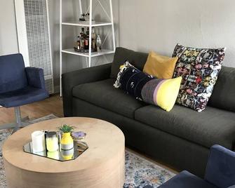 Sunny Silverlake Bungalow - Los Angeles - Living room