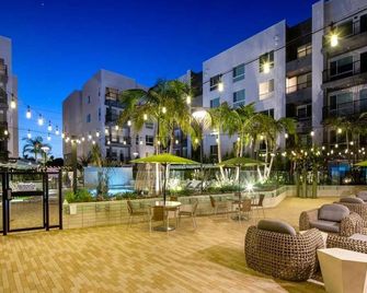 Bright Home 10 Min to Disneyland Pool & Gym - Tustin