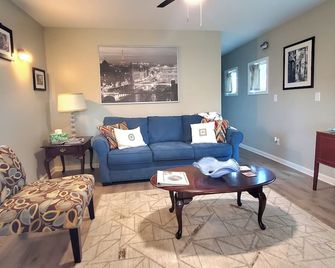 London House Getaway @ Aly Farm-Spring Hill - Spring Hill - Obývací pokoj