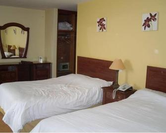 The Horse And Hound Inn Hotel - Ballynabola - Bedroom