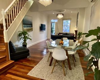 Immaculate 3 Bed City Home - Close to Everything! - סידני - חדר אוכל