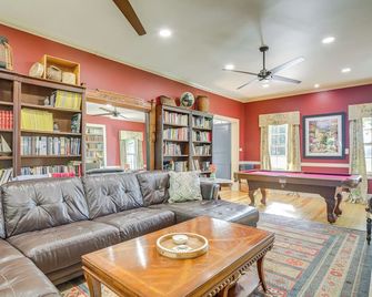 Riverfront Denton Estate on 7 Acres w/ Heated Pool - Denton - Sala de estar