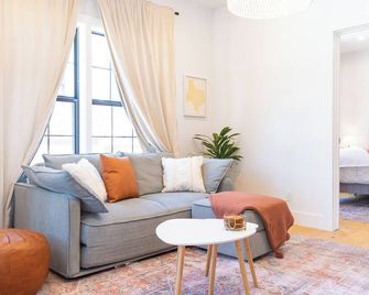 Charming, Modern 1 Bedroom Home - Houston - Living room