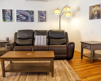 3br - King Beds & Bunk Beds - Free Tram Tickets - Juneau - Living room