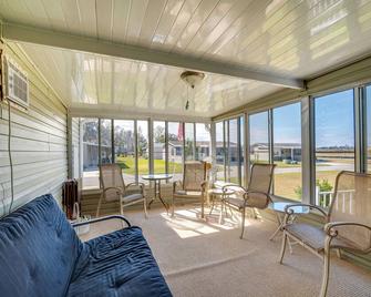 Near Golf and Dining Wildwood Vacation Rental! - Wildwood - Living room