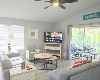 Redfish - Updated & Roomy 1.5 Mi to Beach Full Kitchen W&D - Bonita Springs - Living room