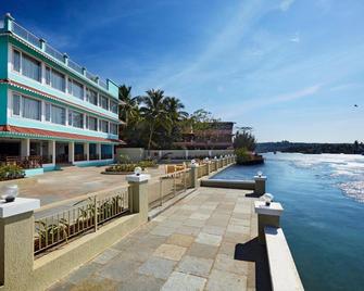 Indy Waterfront Resort - Betul - Outdoor view
