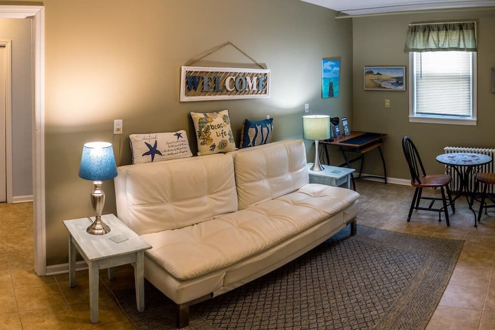 Seashore town - quaint one bedroom apartment