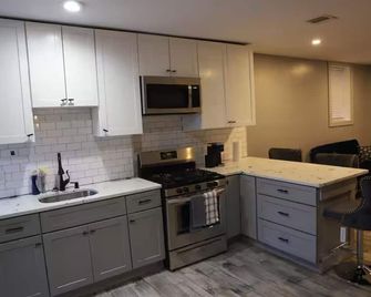 Modern 2br Apt , 10 Mins to Ewr & Easy Nyc Train Access - Newark - Cuisine