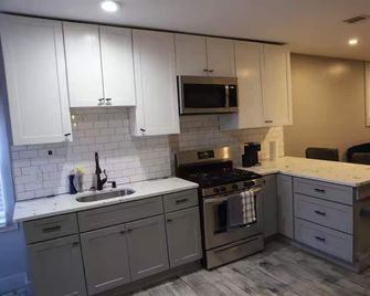 Modern 2br Apt , 10 Mins to Ewr & Easy Nyc Train Access - Newark - Cocina