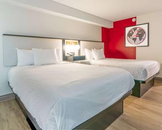 Ramada by Wyndham Kingston - Kingston - Bedroom