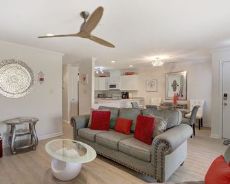 Sweet Location with Sophistication - Tybee Island - Living room