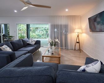 Absolute Beachfront at Bramston Beach - Bramston Beach - Living room