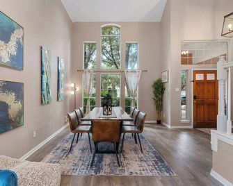 Sun Filled Home Pool & Hottub Gameroom - Round Rock - Dining room