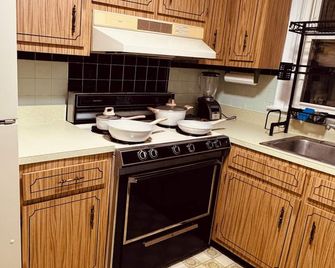 Beautiful 3-bedroom house with AC in charming northeast Philadelphia - Philadelphia - Kitchen