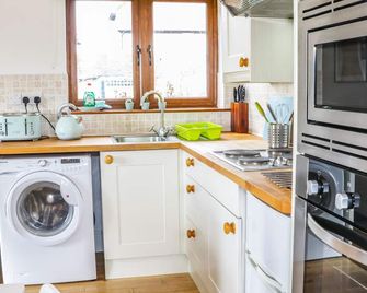 Acorn Cottage 2 - Shrewsbury - Kitchen