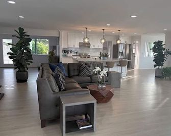 Spectacular lakeview, spacious, remodeled 3+2 bedroom, large lot for RVs, boats. - Perris - Lobby