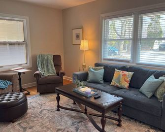 Charming 3-bedroom house with AC and WiFi in Appleton - Appleton - Living room