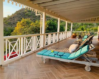Stunning Villa Overlooking Oualie Beach – Your Perfect Island Retreat! - Newcastle - Balcony