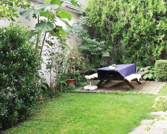 Ferienherbergen S. u. J. Zeisz - Double room with shower, WC, 1-2 nights - Podersdorf am See - Innenhof