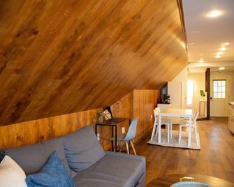 Mid Century Modern Penthouse-Logan Square Chicago - Chicago