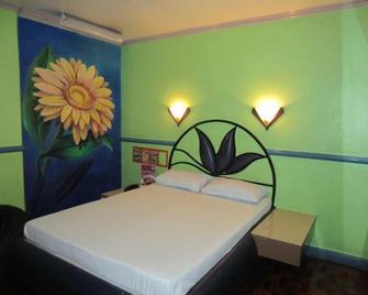 Halina Drive-Inn Hotel Sta. Mesa - Manila - Habitación