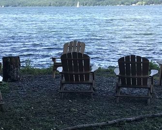 Secluded seasonal Seneca Lake Cottage Overlooking the Lake - Rock Stream - Patio