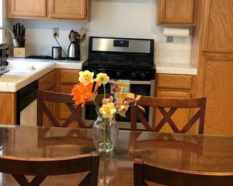 Charming 3-bedroom house in tranquil Vallejo with WiFi, AC - Vallejo