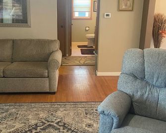 Cozy, spacious house located near historic downtown near shopping and dining. - Watertown - Wohnzimmer