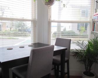 Adorable with Stunning Water Views in The Village - Mattapoisett - Dining room