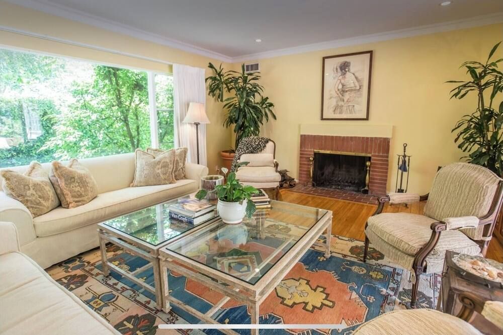 Serene and Private Residence on the Hills of Bel Air with salt water pool - לוס אנג'לס - סלון