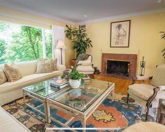 Serene and Private Residence on the Hills of Bel Air with salt water pool - Los Angeles - Sala