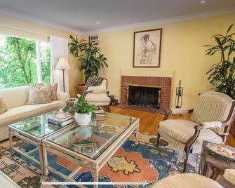 Serene and Private Residence on the Hills of Bel Air with salt water pool - Los Ángeles - Sala de estar