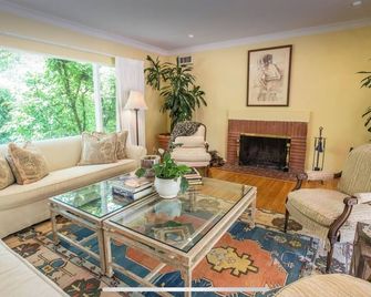 Serene and Private Residence on the Hills of Bel Air with salt water pool - לוס אנג'לס - סלון