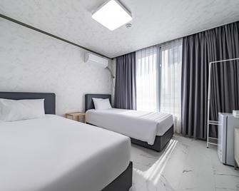 Sokcho Lighthouse Beach Motel - Sokcho - Habitación