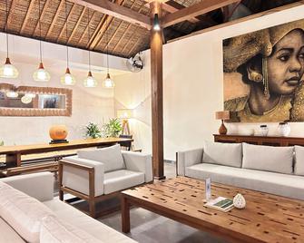 Karmagali Suites Adults only & Private Pool Family Villas - Denpasar - Living room