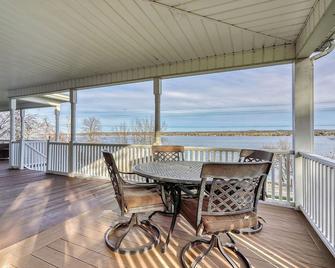 Enjoy swimming/boating in the lake, Fall Foliage, Wine trail, Skiing and Hiking - Canandaigua - Балкон