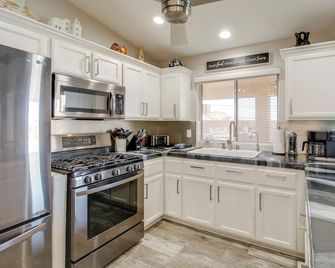 4 Mi to Lake Havasu Home with Hot Tub and Pool - Lake Havasu City - Kitchen